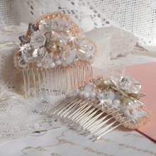Pettine per capelli Bouquet d'un Jour (set di 2) ricamato con cristalli, fiori di lucite bianca, ciondoli a forma di foglia d'argento, perline varie e perline di seme